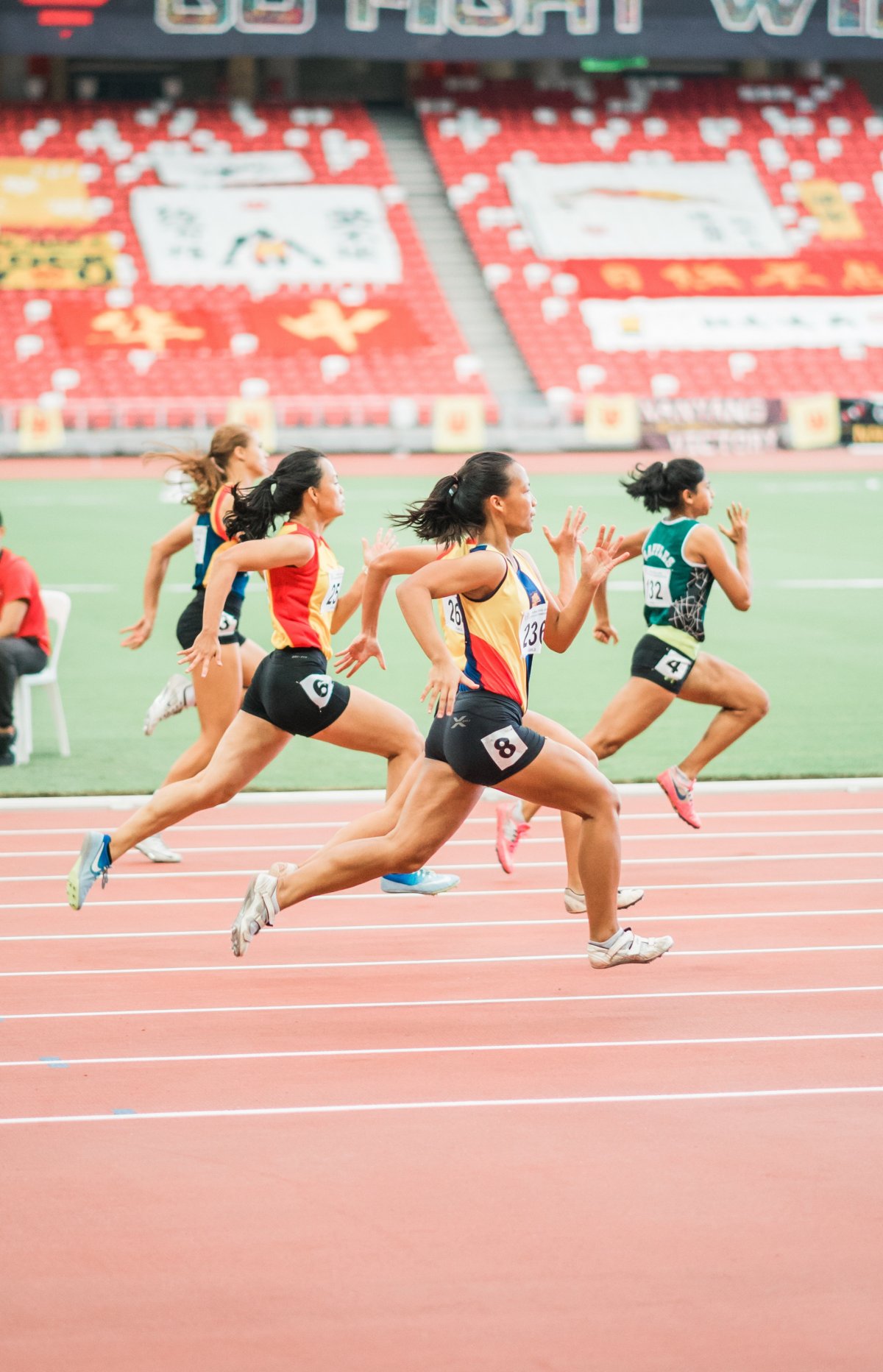 玻利维亚选手登顶田径比赛女子400米栏领先成绩